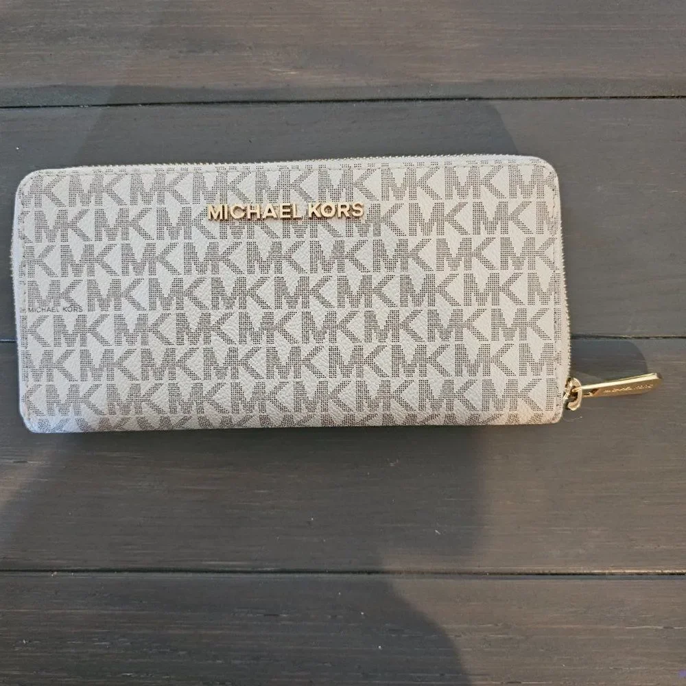 Michael Kors Jet Set Travel Vanilla Signature Continental Wallet Size Large